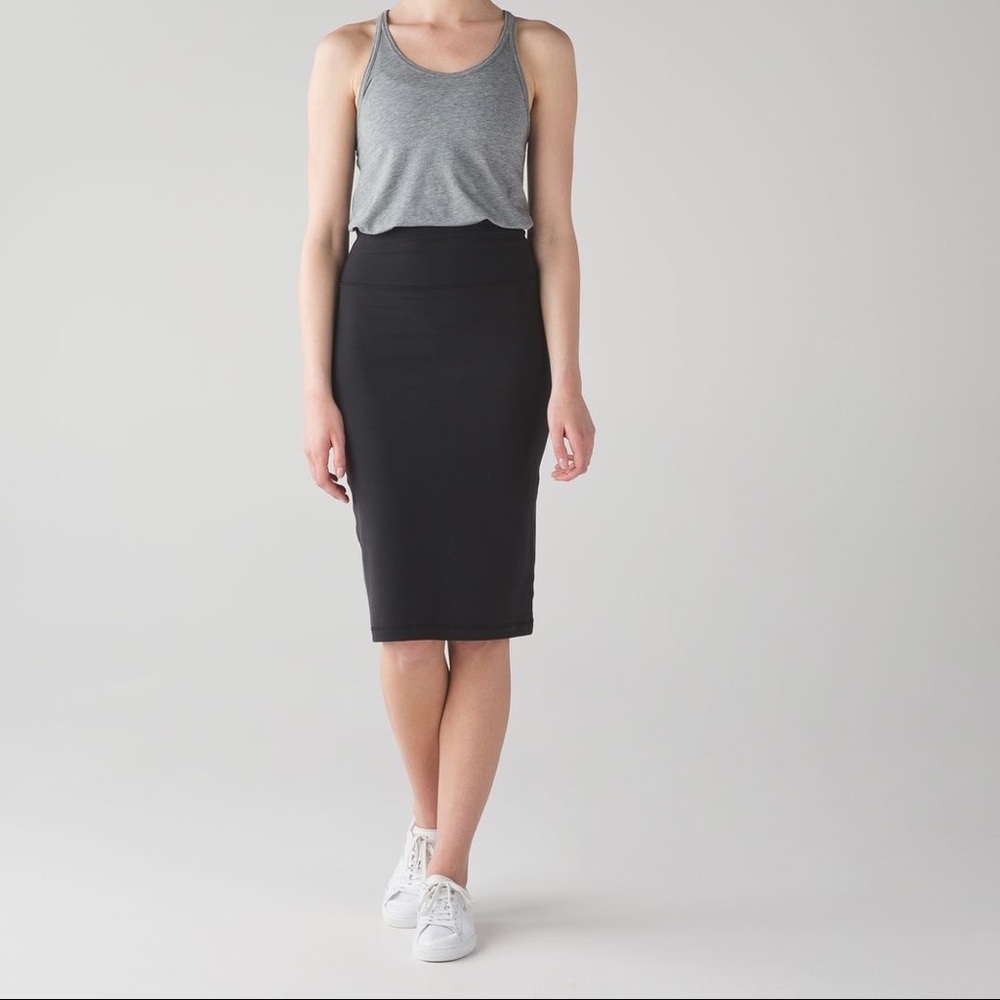 LULULEMON tube & from black skirt SIZE 6